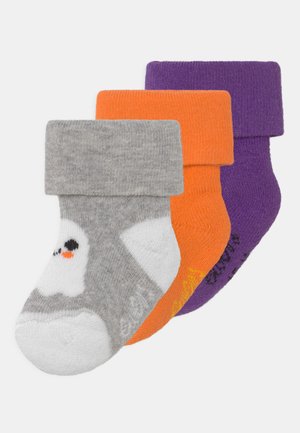 Drei Paar Socken: grau mit Gespensterdesign, orange und lila; alle haben gerippte Bündchen und eine weiche Textur.