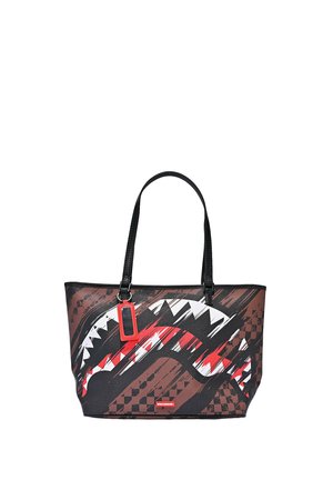 Borsa tote con manici neri, motivo geometrico marrone e nero e grande grafica della bocca di squalo bianca e rossa sul davanti.