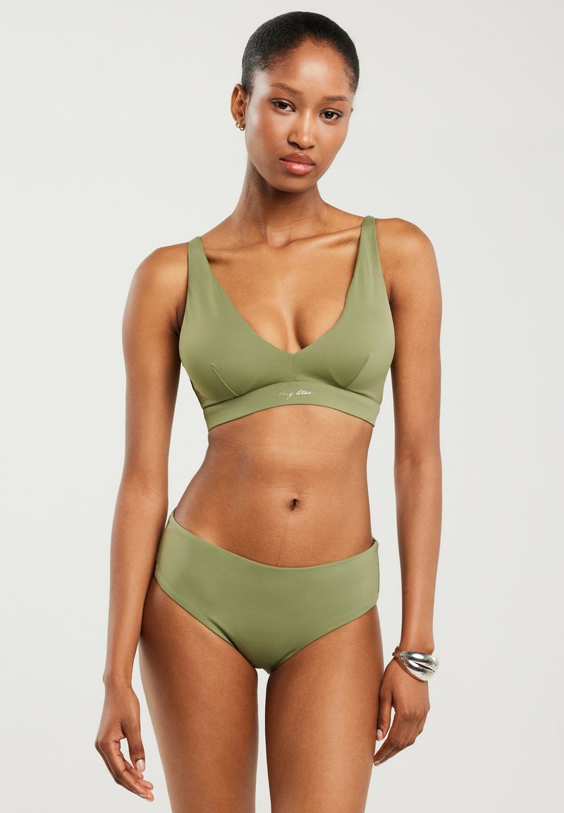 Zestaw bikini w oliwkowym kolorze z biustonoszem w kształcie litery V i wysokimi majtkami, wykonany z gładkiego materiału z minimalnymi szwami oraz detalem z logo.