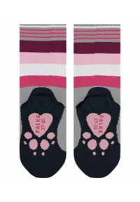 Gestreifte Kindersocken in verschiedenen Rosa-, Grau- und Weißtönen. Die dunkelgrauen Sohlen haben ein Design mit einem pinken Herz und einem Pfotenabdruck.