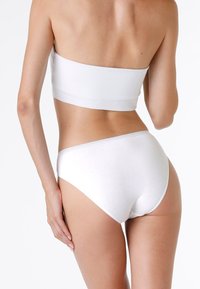 Top bandeau in cotone bianco e slip a vita alta, texture liscia, design semplice, senza motivi visibili, bordi senza cuciture, hardware minimale.