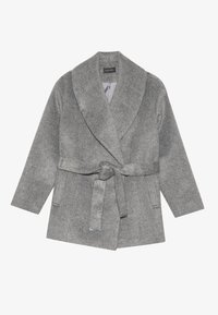 Manteau en mélange de laine gris avec un col châle, des manches longues, une ceinture à nouer et des poches latérales. Tissu texturé avec une finition douce.