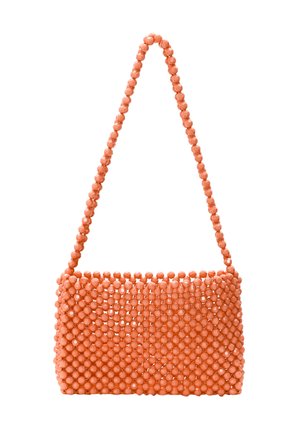 Borsa color corallo realizzata in perline di plastica intrecciate, con una forma rettangolare strutturata e una tracolla di perline per il trasporto.