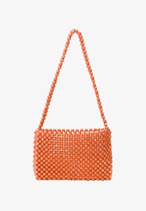 Koraalkleurige handtas gemaakt van in elkaar geweven plastic kralen, met een gestructureerde rechthoekige vorm en een kralengreep om mee te dragen.