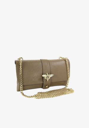 Braune Clutch aus strukturiertem Leder mit goldener Bienen-Verschluss und langem goldenen Kettenriemen, der vorne auf weißem Hintergrund zusammengelegt liegt.
