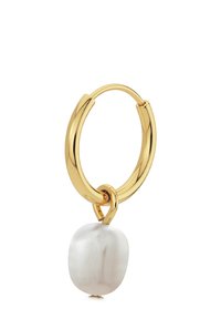 Pendiente de aro de oro con un colgante grande de perla barroca blanca. El aro es liso y pulido, presentando un diseño circular y elegante.