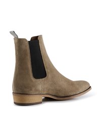 Suedes ankle boot i taupe med elastiska sidopaneler, träklack och grå dragflik. Slät yta och rundad tådesign.