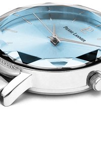 Reloj plateado con una esfera de cristal azul facetado, manecillas plateadas y una corona texturizada en el lateral. Nombre de la marca "Pierre Lannier" visible.