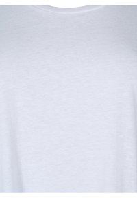 Camiseta de algodón blanco, con cuello redondo, textura suave, diseño sencillo sin patrones ni acentos, brillo mínimo, apta para uso casual.