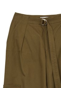 Olivgrüne Hose mit Gürtelschlaufen und silberner Schnalle. Merkmale sind Falten, eine glatte Textur und Seitentaschen. Baumwollmischgewebe.