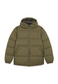 Oliwkowa kurtka puchowa z kapturem, zamkiem z przodu oraz patkami zapinanymi na zatrzaski. Charakteryzuje się pikowanym wzorem i dwoma kieszeniami po bokach.