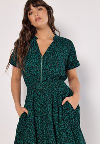 Apricot ABSTRACT SQUARES - Freizeitkleid - green