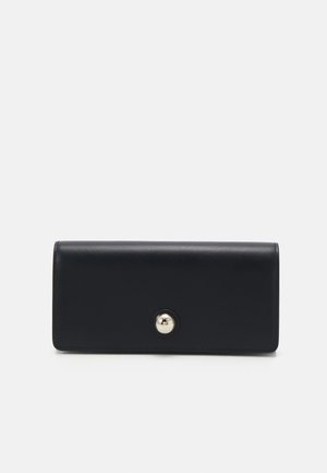 Portafoglio in pelle nera con una superficie liscia, forma rettangolare, chiusura centrale a bottone a pressione e design minimalista.