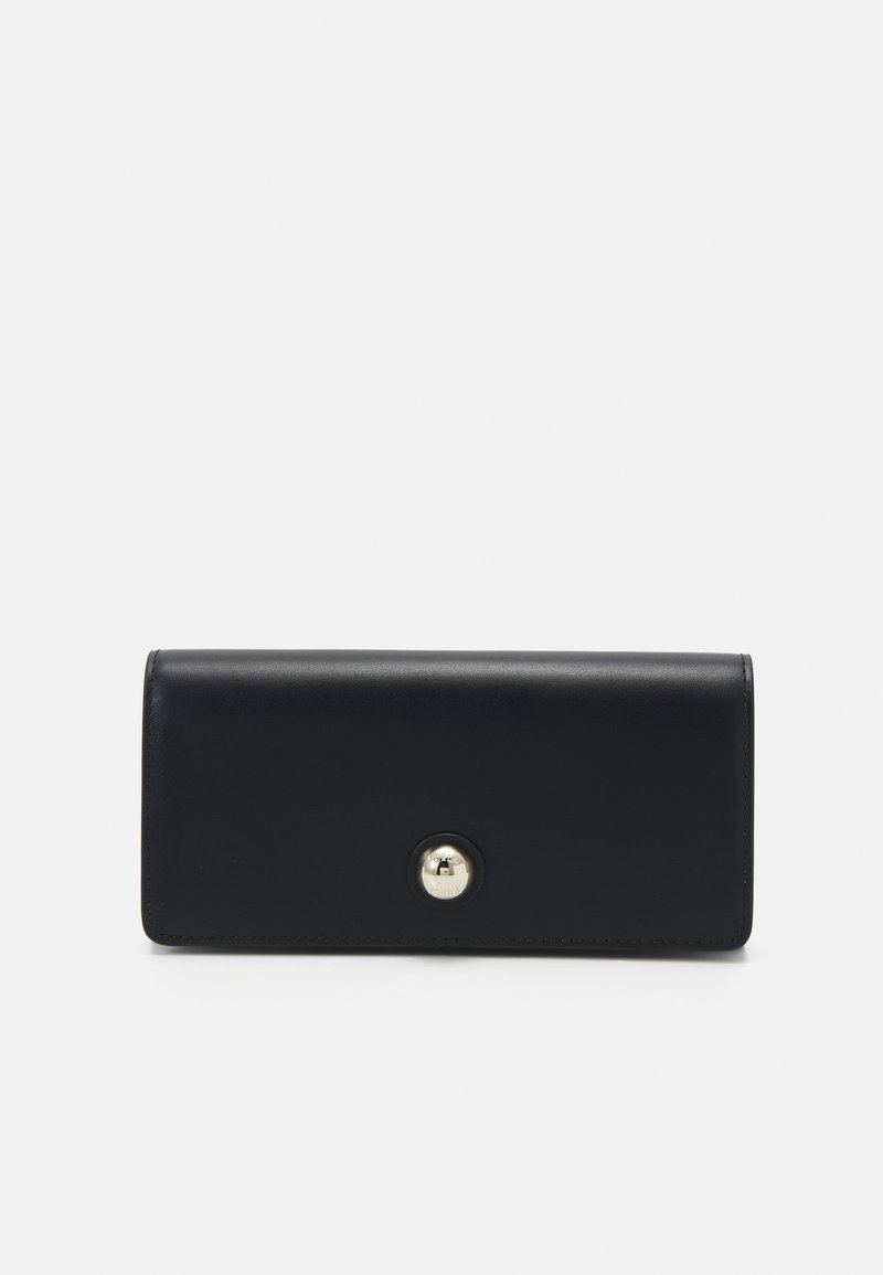 Portafoglio in pelle nera con una superficie liscia, forma rettangolare, chiusura centrale a bottone a pressione e design minimalista.