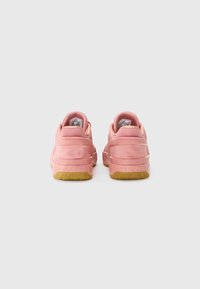 Jordan JORDAN DAY1 EO - Basketballsko - red stardust/bleached coral/gum yellow