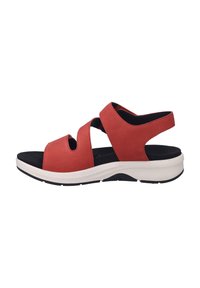 Rote Sandalen aus weichem Material, mit ausgeschnittenem Design, verstellbaren Riemen, gepolstertem Fußbett und einer weißen Sohle mit schwarzen Akzenten.