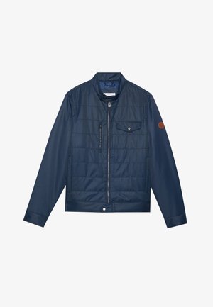 Marineblå isolert jakke med glidelås, ribbet krage, brystlomme og logodetalj på ermet. Glatt tekstur og polstret design.