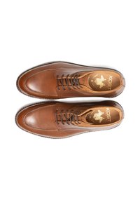 Chaussures en cuir marron à lacets avec un bout rond, une texture lisse et une semelle intérieure accentuée d'or. Présente des coutures discrètes et des détails sur les côtés.
