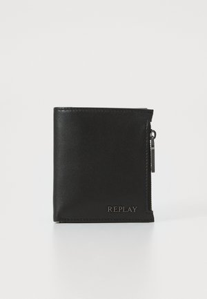 Cartera de cuero negro con un diseño compacto y bifold. Cuenta con un bolsillo para monedas con cremallera y un logo en relieve en la parte frontal para mayor detalle.