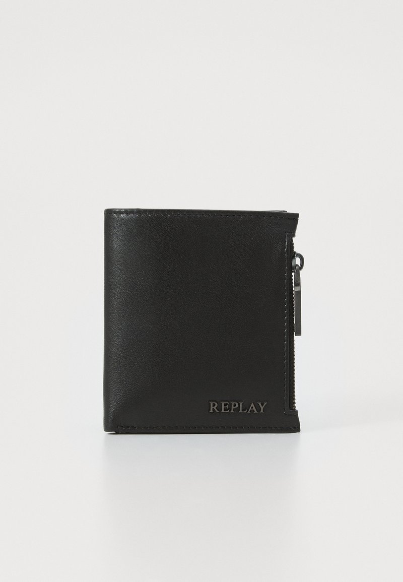 Cartera de cuero negro con un diseño compacto y bifold. Cuenta con un bolsillo para monedas con cremallera y un logo en relieve en la parte frontal para mayor detalle.