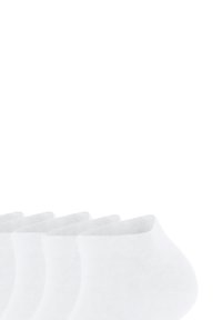 Cinq paires de chaussettes blanches simples pour la cheville, empilées côte à côte sur un fond blanc.