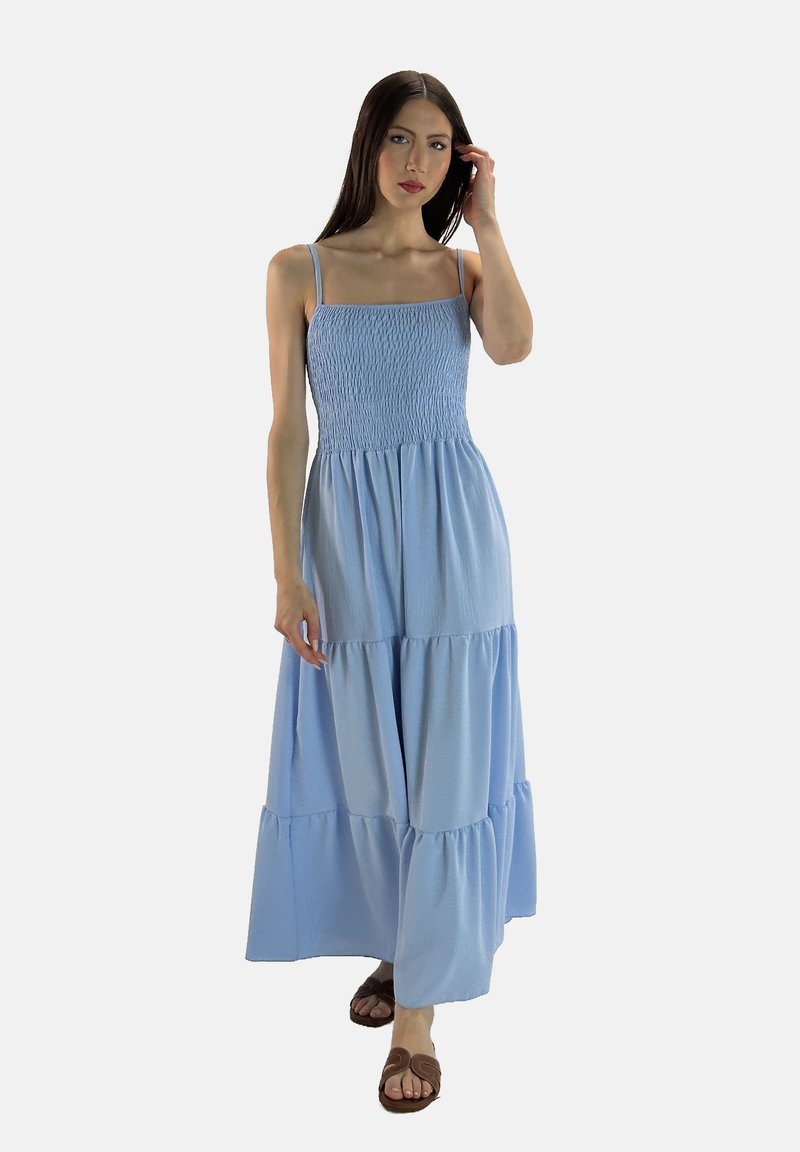 Helles blaues, gestuftes Maxikleid mit einem gerüschten Oberteil und dünnen Trägern. Weicher Stoff mit fließendem Schnitt. Hat eine entspannte Passform.