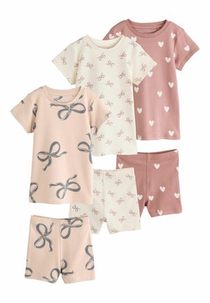 Drie sets korte mouwtjes tops en bijpassende shorts voor kinderen, met strik- en hartmotieven in roze, crème en mauve kleuren.