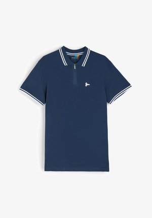 Granatowa koszulka polo z zamkiem błyskawicznym, białym paskowanym kołnierzykiem i mankietami oraz małym logo na lewej piersi. Wykonana z materiału bawełnianego.