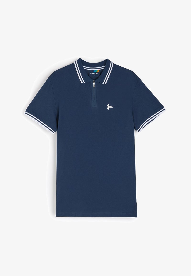 Granatowa koszulka polo z zamkiem błyskawicznym, białym paskowanym kołnierzykiem i mankietami oraz małym logo na lewej piersi. Wykonana z materiału bawełnianego.