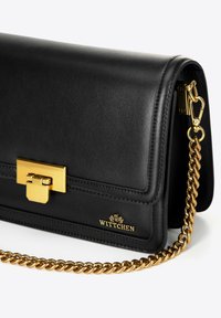 Borsa a spalla in pelle nera con chiusura in metallo dorato, tracolla a catena e dettaglio logo impresso. Presenta un design rettangolare elegante.