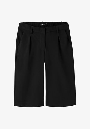 Schwarze, knielange, maßgeschneiderte Shorts mit Gürtelschlaufen, Vorderfalten und Seitentaschen, flach auf weißem Hintergrund gezeigt.