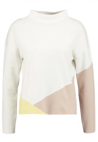 Suéter de punto con un cuello alto, que presenta un diseño de bloques de color en blanco, beige y amarillo pastel; mangas largas y textura suave.