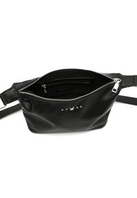 Juodas odinis per petį nešiojamas krepšys su tekstūruotu paviršiumi, sidabriniu užtrauktuku ir žvaigždės akcentu. Išklotas vidus turi užtrauktuką kišenėje ir skyrius.
