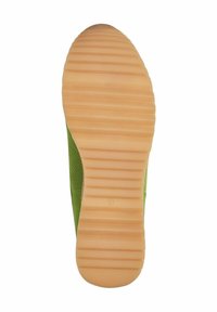 Tige de chaussure de sport verte avec une texture perforée qui se transforme en semelle extérieure en caoutchouc présentant des motifs nervurés pour une adhérence et une traction accrues.