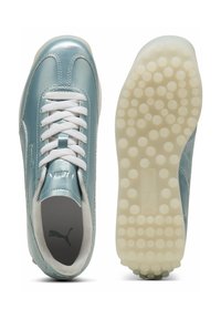 Baskets synthétiques bleu clair avec une texture lisse, des lacets blancs et une semelle blanche à motif. Comprend une semelle intérieure grise avec détail du logo.