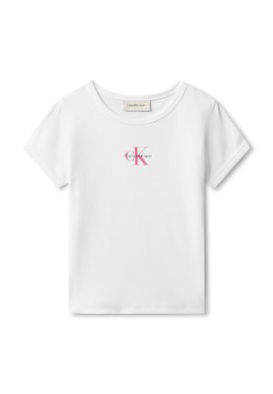 Camiseta blanca de algodón acanalado de manga corta con cuello redondo, con el logo de Calvin Klein en rosa y negro centrado en el pecho.