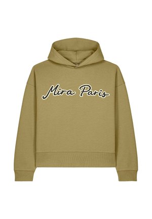 Femme portant un sweat à capuche vert olive avec le texte "Mira Paris", un pantalon cargo assorti et des lunettes de soleil œil-de-chat écaille de tortue, cheveux en chignon.