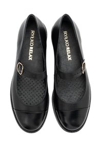 Zapatos de cuero negro con punta redondeada, diseño perforado en los laterales y un pequeño acento de hebilla redonda en la correa.