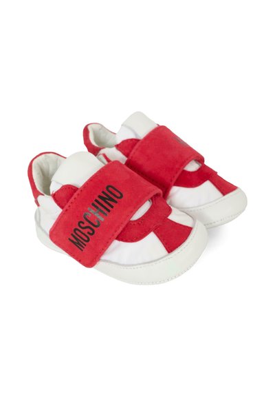 Czerwone i białe sneakersy dla małych dzieci, wykonane z zamszu i materiałów tekstylnych, z regulowanymi paskami i logo "MOSCHINO" na pasku.