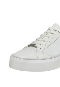 Witte leren sneaker met geperforeerde logo-accenten, platte veters en een comfortabele rubberen zool. Heeft een metalen logo plaat op de tong.