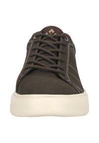 Dunkelbraune Schnürsneaker mit einer glatten Oberseite, weißer Gummisohle, kontrastierenden Nähten und strukturierten Schnürsenkeln. Keine sichtbare Markenkennzeichnung.