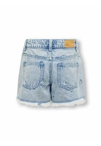 Ljusblå denimshorts med fransad nederkant, utrustad med två bakfickor och fjärilsbroderi. Brunt lädermärke vid midjan.