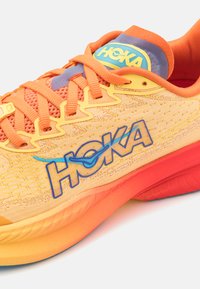 HOKA MACH 6 UNISEX - Cestná bežecká obuv - poppy/squash