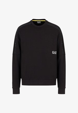 Maglione nero realizzato in tessuto misto cotone, con scollatura rotonda, maniche lunghe e logo EA7 sul petto e sulla spalla. Dettagli testurizzati sulle maniche.