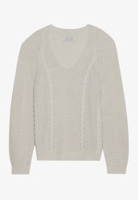 Ljusbeige stickad tröja med V-ringning, texturerad kabeldesign samt ribbade muddar och nederkant. Tillverkad av mjukt, tjockt garn.