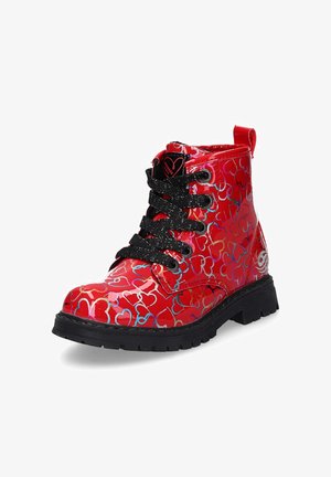 Czerwone lakierowane botki za kostkę z wielokolorowymi wzorami serc, czarnymi sznurówkami, tylną pętelką do ściągania i masywną czarną gumową podeszwą.