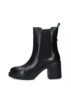 Stivali alla caviglia in pelle nera con tacco chunky, pannelli laterali elasticizzati e finitura liscia. Presentano un'apposita etichetta sul retro per una facile vestibilità.