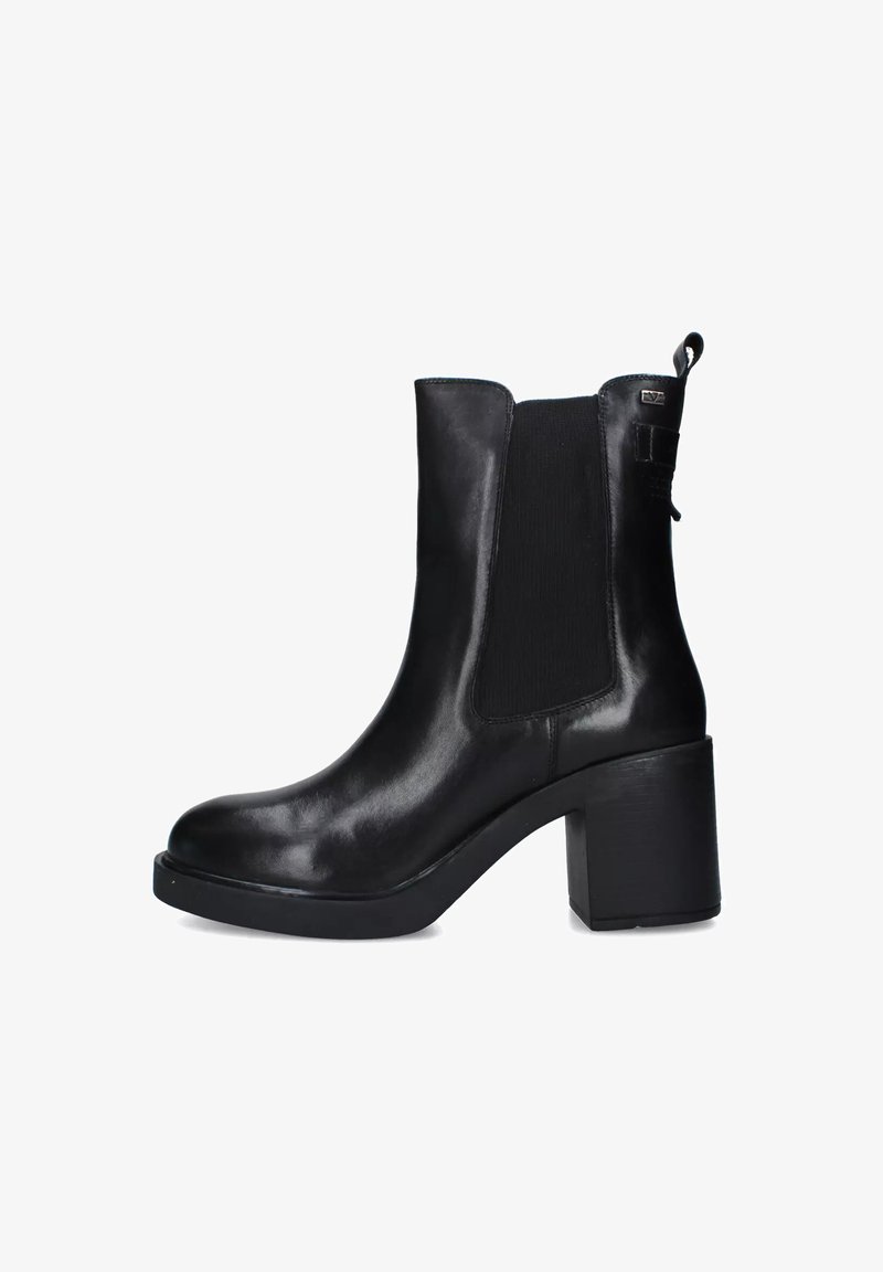 Stivali alla caviglia in pelle nera con tacco chunky, pannelli laterali elasticizzati e finitura liscia. Presentano un'apposita etichetta sul retro per una facile vestibilità.