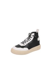 Baskets montantes avec des panneaux en cuir noir et blanc, lacets gris, semelle en caoutchouc texturée et un design arrière cranté distinctif.