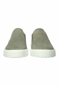 Par grå ruskindssko med slip-on design og tykke hvide gummisåler, set forfra mod en hvid baggrund.
